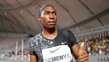 Juhoafrická atlétka Caster Semenyová vymenila tretry za kopačky