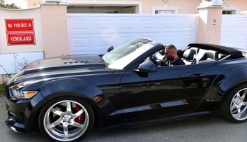 Policajná razia u populárneho MMA zápasníka pred Štedrým dňom. Pre drogy zadržali dve osoby