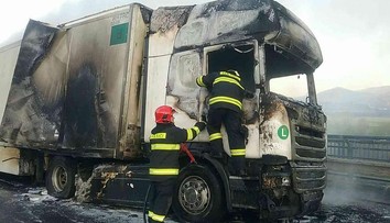 Tragická nehoda na R3: Kamión po náraze do auta zachvátili plamene