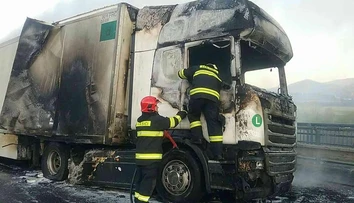 Tragická nehoda na R3: Kamión po náraze do auta zachvátili plamene