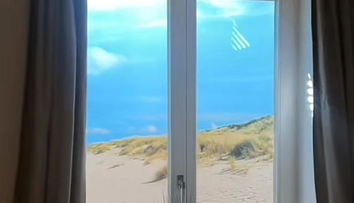 VIDEO: Z rozprávkovej dovolenky nebolo nič. Žena po príchode do izby zistila, že namiesto okna je tapeta