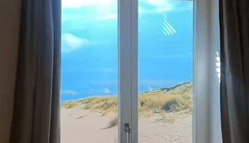 VIDEO: Z rozprávkovej dovolenky nebolo nič. Žena po príchode do izby zistila, že namiesto okna je tapeta
