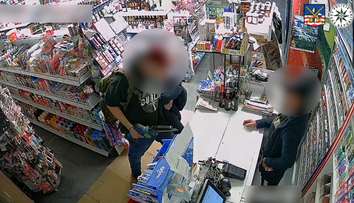 VIDEO: Muž v Česku napadol predavačku motorovou pílou. Život jej zrejme zachránil okoloidúci