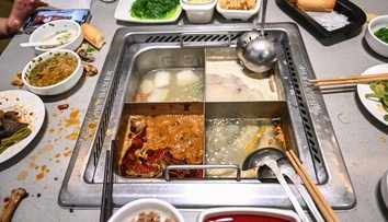 Internetom koluje virálne video, ako sa mladíci mali vymočiť do polievky v reštaurácii. Podnik sa snaží o veľkú kompenzáciu