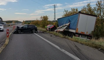 Vážna dopravná nehoda na D2. Vodičov odkláňajú mimo diaľnicu