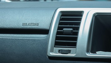Mnohí Slováci môžu jazdiť s rizikovým airbagom. Zistite, či sa to týka aj vás