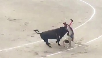 VIDEO: Dychberúci útok býka na matadora. Muž lietal vzduchom ako handra