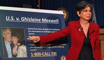 Epstein s Maxwellovou znásilnili ženu pred zrakom jej syna. Pohrozili, že ich hodia aligátorom