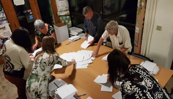 Zostali kopy papierov a kartónov. Samosprávy majú povinnosti aj po voľbách