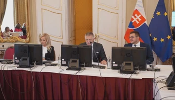 Najhorúcejšie ministerské kreslo ostalo na vláde prázdne. Politicky háklivý návrh z rokovania stiahli