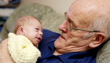 Toto nie je dedko a vnuk. Muž sa v neskorom veku teší z dieťaťa