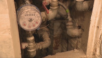 Rozpad susedských vzťahov pre staré stúpačky v havarijnom stave: Bytovku rozdelil zápach, voda a spor o úver