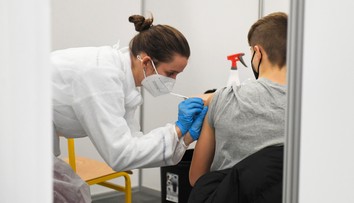 EMA spochybnila možnosť plošného očkovania štvrtou dávkou