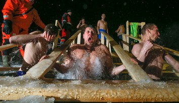 Pri pohľade na tieto fotky vám budú drkotať zuby. Kúpanie v mrazivej zime