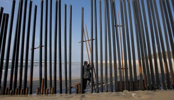 Trump predĺžil zákaz imigrácie do USA až do konca roka