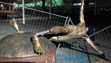 Fanúšikovia Malmö dosiahli svoje, Ibrahimovičova socha padla