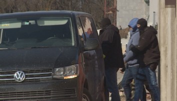 Polícia zatiaľ tají, či obvinila zadržaných ľudí a čo s nimi bude ďalej