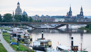 V Drážďanoch sa do rieky Labe čiastočne zrútil most