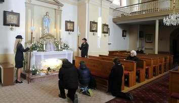 Katolíci si cez deň spomínajú na mŕtveho Krista, večer slávia veľkonočnú vigíliu
