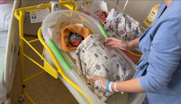 Ľudmile sa narodili dvojčatá. Každé z nich bude oslavovať narodeniny v iný deň