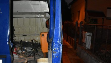 Kuriózny prípad v Bratislave. Muž chcel ukradnúť veci z dodávky, poškodení ho do nej zavreli