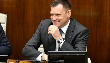 Pod ministrom Tarabom sa trasie stolička. Fico pripustil zásadný krok