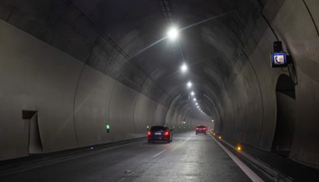 Nehoda uzavrela tunel Višňové. Zrazili sa dve dodávky, dopravu odklonili