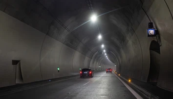 Nehoda uzavrela tunel Višňové. Zrazili sa dve dodávky, dopravu odklonili