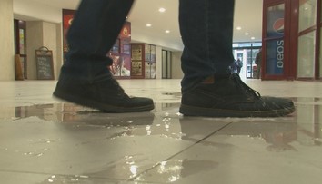 Do podchodu pri prešovskej stanici opäť zateká. Ľudia obchádzajú veľké mláky