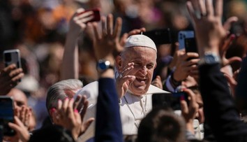 Pápež udelil veľkonočné požehnanie Urbi et orbi. Prosil aj o osvietenie Rusov