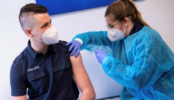 Prečítajte si, aké výhody sľubuje nemecký minister Spahn zaočkovaným oboma dávkami vakcíny