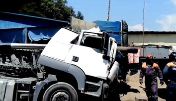 VIDEO: Nešťastie v Rusku. Počas vykládky sa zrútil príves, vodič na mieste zahynul