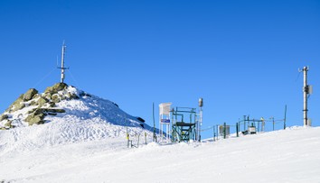 Výstrahy pred vetrom na horách a snehovými jazykmi. SHMÚ varuje