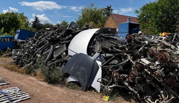 FOTO: Rozoberali autá načierno? Enviropolícia zasahuje pri Komárne