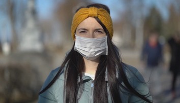 Pleť vníma rúško akoby bola noc, preto je potrebné zmeniť krémy