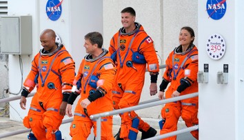 Dôležitá časť misie sa ešte len začína. Astronauti majú podrobný časový harmonogram (prehľad)