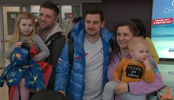 VIDEO: Slovenskí hokejisti sa vrátili v tichosti. Na letisku ich čakala len hŕstka fanúšikov