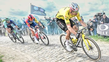 Van Aert po rokoch smoly vyhral Paríž-Roubaix. V pretekoch sezóny zdolal Pogačara na ikonickom velodrome