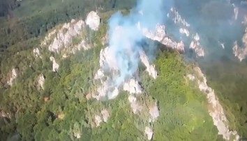 VIDEO: Požiar v Súľovských skalách. Hasiči bojujú s plameňmi v ťažko dostupnom teréne