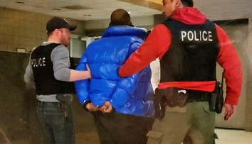 Sudca stanovil R. Kellymu kauciu milión dolárov. Obvinili ho zo sexuálneho zneužitia maloletých