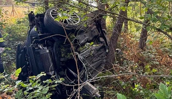 Na D2 pristál vrtuľník. Auto skončilo prevrátené mimo diaľnice