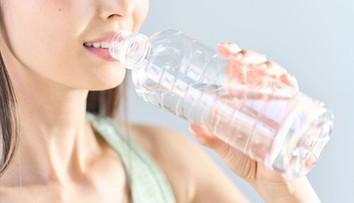 Voda vo fľaši v horúčavách nie je vždy bezpečná. Vedci varujú pred nebezpečnými baktériami