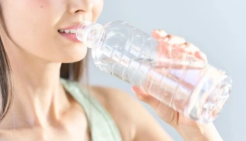 Voda vo fľaši v horúčavách nie je vždy bezpečná. Vedci varujú pred nebezpečnými baktériami