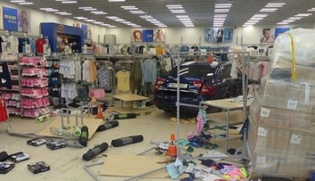 Česká seniorka zazmätkovala za volantom. Zdemolovala predajňu, kde bolo 20 ľudí