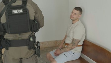 Hlavného podozrivého z výbuchu bankomatu na juhu Slovenska priviezli na súd. Pomáhať mu mala aj mladá policajtka
