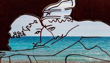 Zdesení turisti. Pobúrili ich sochy umiestnené na populárnej pláži v Španielsku