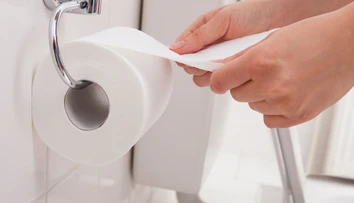 Vešiate toaletný papier správne?