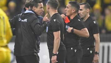 Nespokojnosť prerástla do šarvátky na trávniku, zapojil sa aj predseda klubu. Rozhodcu museli odprevádzať
