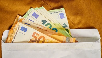 Vyhodila starú komodu. Zabudla, že sa v nej ukrývajú celoživotné úspory