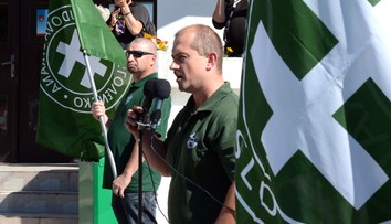 Kotlebove hliadky vo vlakoch postavila vláda mimo zákon